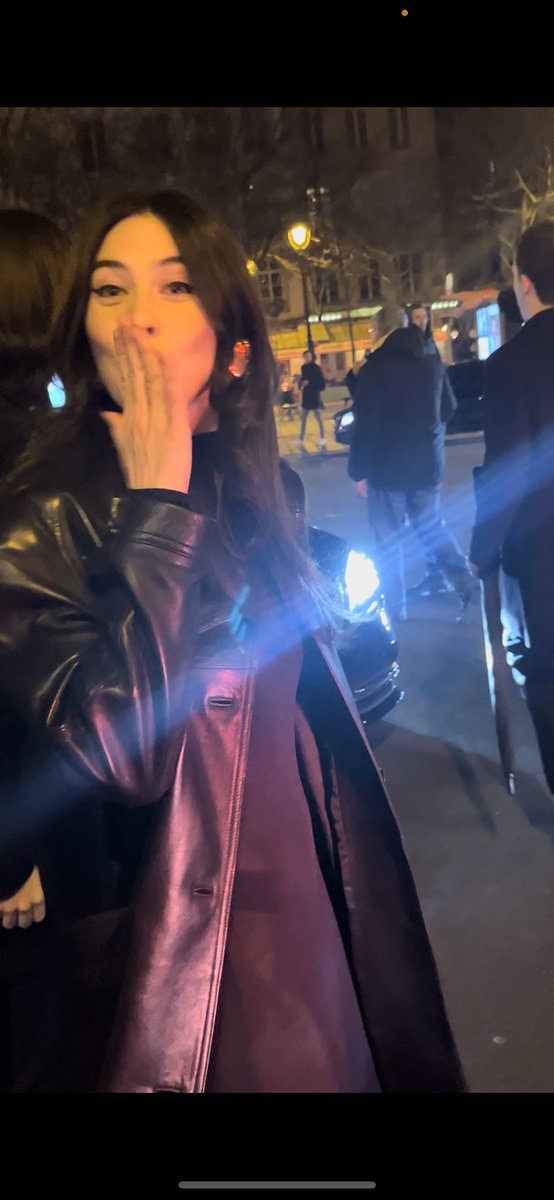 rightnowems's tweet photo. THE WAY SHE LOOKED AT ME AND THEN BLEW ME A KISS SHUT THE FUCK UP https://t.co/5s5p2jM5cz