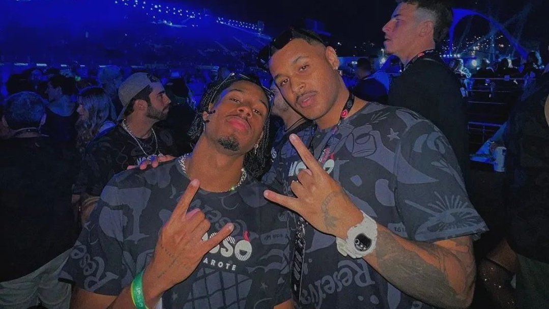 Hoje Teteu irmão do Paulo André está assoprando as velinhas urrulll Vivaaaa,que você tenha muita saúde, e continue espalhando essa sua alegria pelo mundo! 

Que seu dia seja maravilhoso  quanto você..Parabéns Teteu <a href="/matheuscamiloo_/">Teteu 🏁</a> 🤍🏁🎉