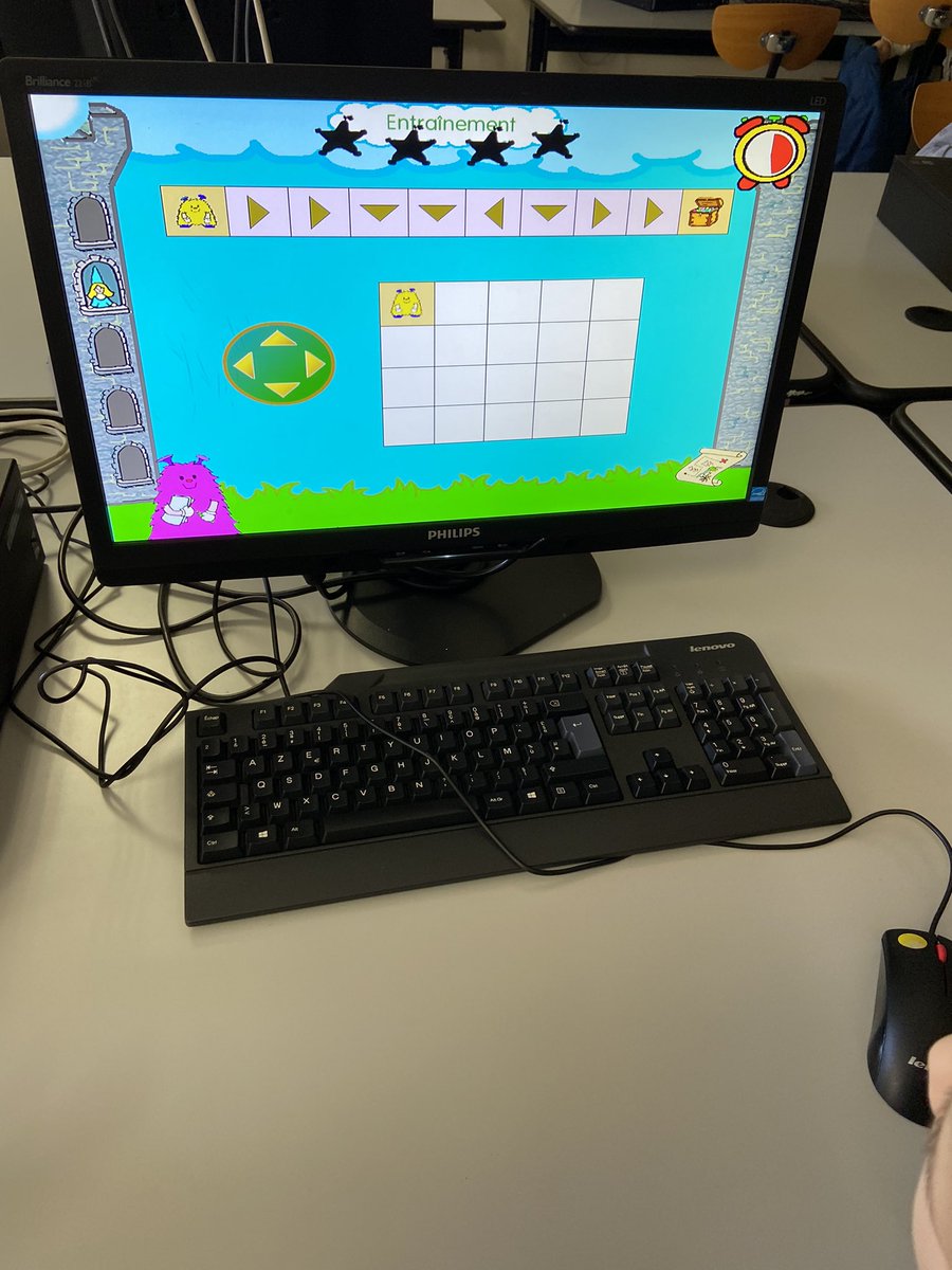 Les élèves s’entraînent à leur rythme à se déplacer sur le quadrillage en suivant les flèches ➡️⬅️⬆️⬇️ avec le logiciel <a href="/EditionsJocatop/">Éditions Jocatop</a> #numerique #cycle1 #maternelle