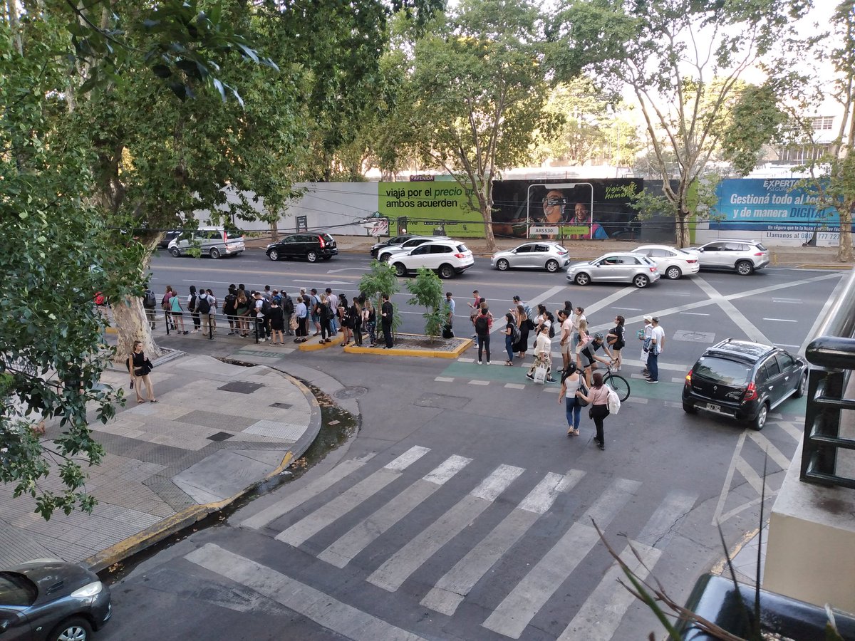 La ganancia de poner la parada del 130/29/15 en la esquina de Libertador y Guayra. Los pasajeros hacen la fila en plena calle <a href="/horaciorlarreta/">Larreta</a> hay que pensar antes de hacer..
