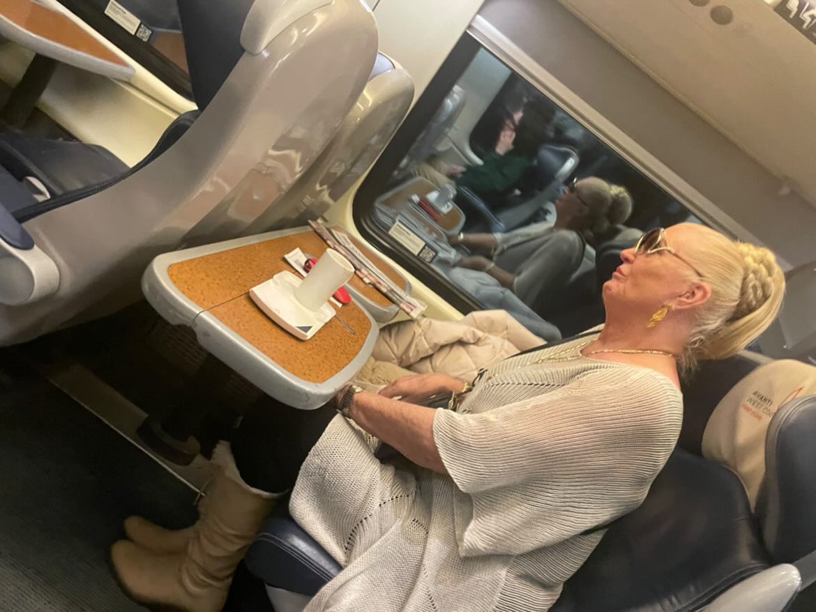 orlacsm's tweet photo. cryin at my cousin taking a picture of kim woodburn on the train, look at his reflection https://t.co/Z47qTB72lu