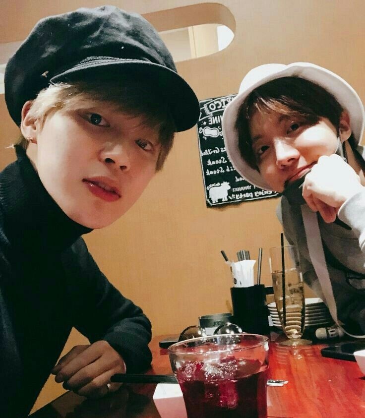 jiminskywalkers's tweet photo. A semana de moda masculina em Paris começou!!. Hoseok vai estar presente dia 19 de janeiro como convidado especial da Louis Vuitton e dia 20 de janeiro será o desfile da Dior, onde teremos Jimin como Embaixador Global da Dior.

VAMOS TER JIHOPE EM PARIS!! https://t.co/jajZhgCYe8