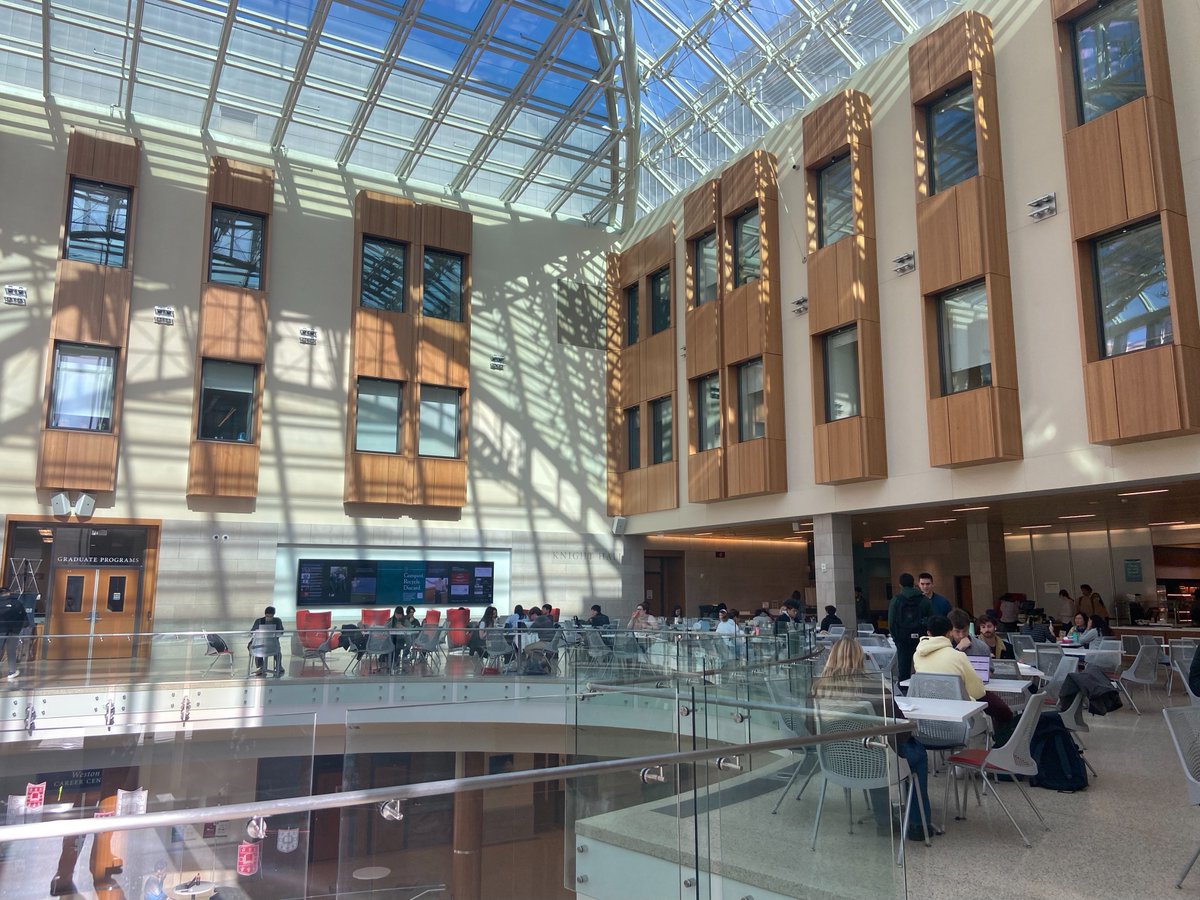 washuolin's tweet photo. It's a great day — the sun is shining and the business bears are back on campus for the first day of spring semester classes. 🐻 📚 

It's great to see everyone back in Knight Hall, Bauer Hall and Simon Hall. Let's make this semester one to remember. 
#Olin #WashU https://t.co/RBA809IRMN