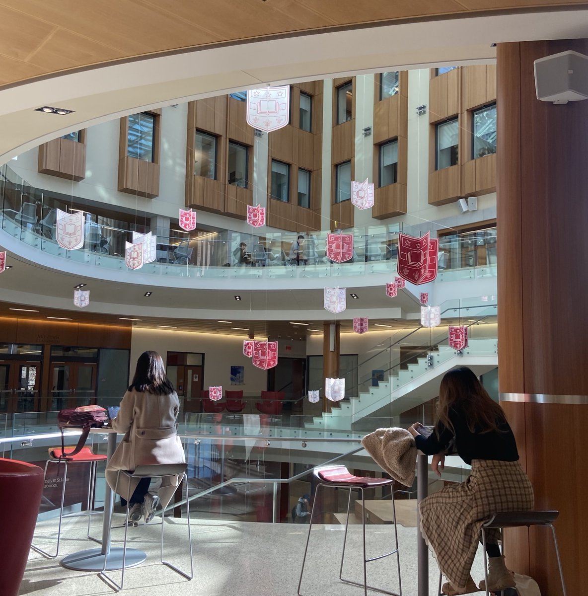 washuolin's tweet photo. It's a great day — the sun is shining and the business bears are back on campus for the first day of spring semester classes. 🐻 📚 

It's great to see everyone back in Knight Hall, Bauer Hall and Simon Hall. Let's make this semester one to remember. 
#Olin #WashU https://t.co/RBA809IRMN