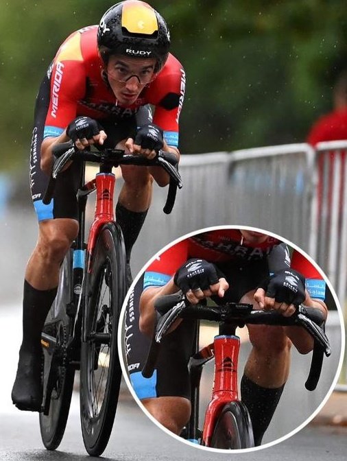 Arm hängt normal herab, ist nicht weit vom Körper entfernt und nicht unter Spannung, wird sogar ein Stück nach hinten gehalten. Keine unnatürliche Vergrößerung der Körperfläche. Entscheidung somit hart aber regelkonform.