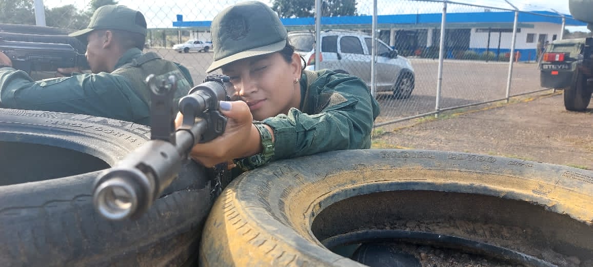 📢 #Entérate || En las instalaciones de esta Unidad Táctica, se efectuó práctica del Plan de Defensa por parte del personal profesional y tropa alistada.
#SancionesLasSanciones
#FANB #EjércitoYPuebloInvencibles #ArmaMaestra #ZODIGuáricoEnBatalla #Venezuela #17Ene