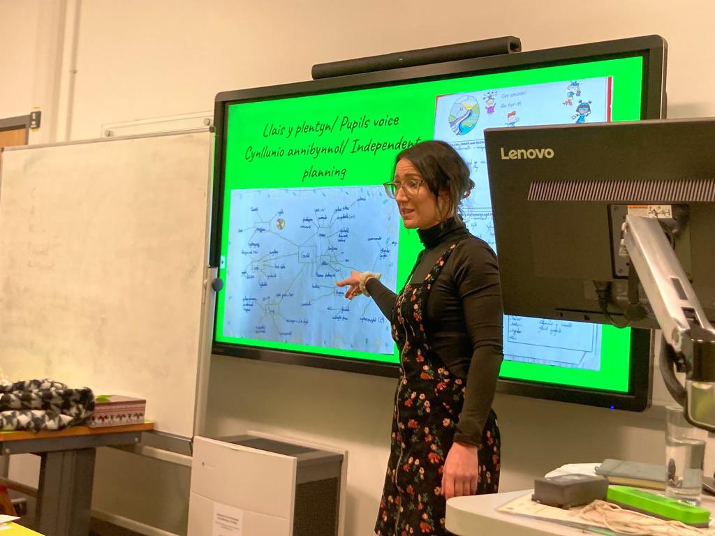 Profiad arbennig heddiw o gyflwyno o flaen myfyrwyr Addysg @Prifysgol_Aber ar ein dehongliad a’n profiadau ni o hyrwyddo llais y plentyn a dysgu yn annibynnol, trwy dasgau cyfoethog gan sicrhau pwrpas i’r dysgu.@PluGweunydd @LlC_Addysg