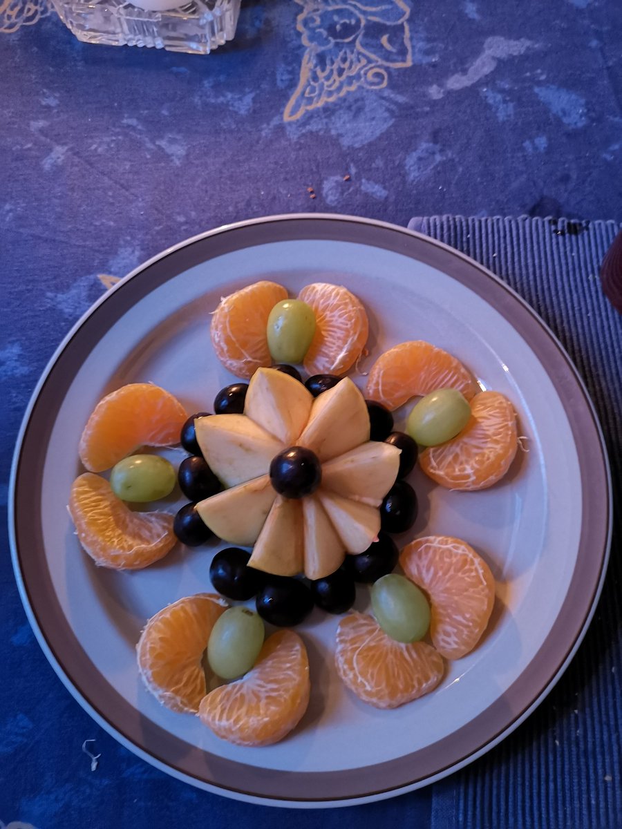 JuhaTenhonen's tweet photo. Aamul ja päiväl ei ollu missää ja millää tapaa hyvä olla 😬 Mut tulipaha tuo #äijävälipala puuhasteltuu #topiravintola'n #lihapullat #saarioinen #grahamlihapiirakka #punalappusii #hetelmii #suomalainen #omena #vaasan #pullava #uuniomenapitko #punalappusii https://t.co/A3dDecJgLs