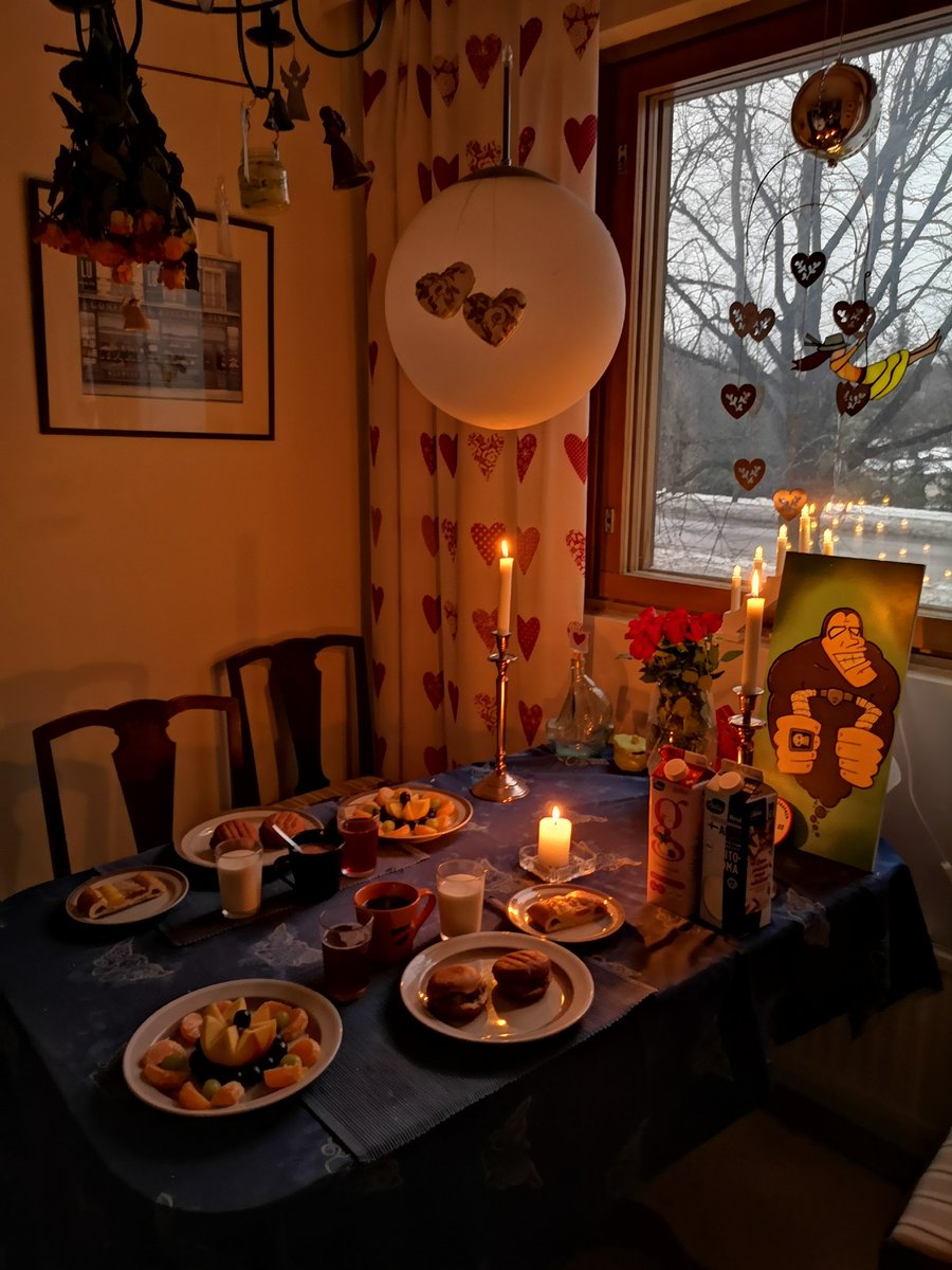 JuhaTenhonen's tweet photo. Aamul ja päiväl ei ollu missää ja millää tapaa hyvä olla 😬 Mut tulipaha tuo #äijävälipala puuhasteltuu #topiravintola'n #lihapullat #saarioinen #grahamlihapiirakka #punalappusii #hetelmii #suomalainen #omena #vaasan #pullava #uuniomenapitko #punalappusii https://t.co/A3dDecJgLs
