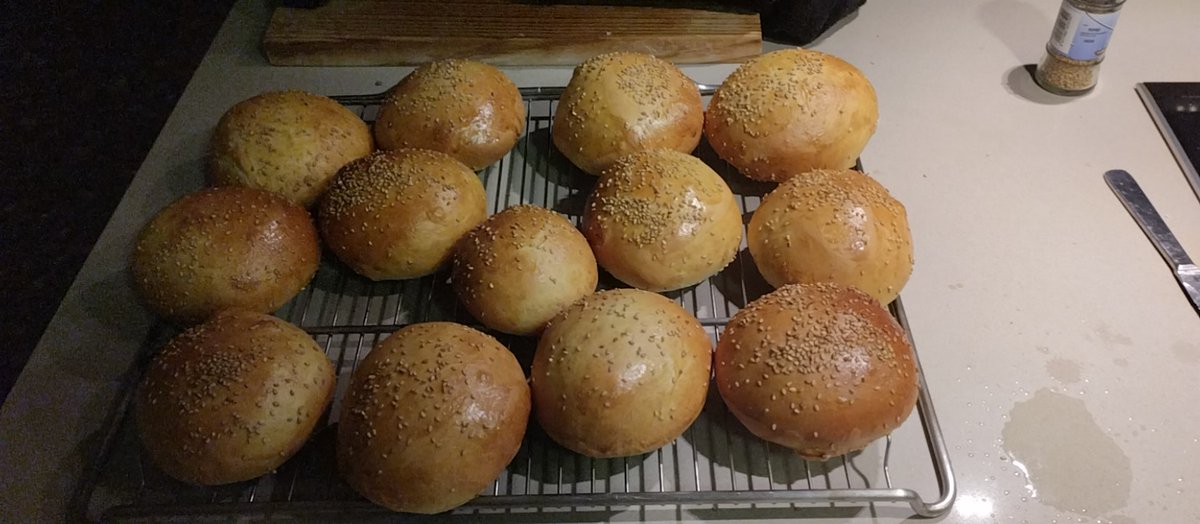 AnnaMiyuuu's tweet photo. Hoy Hamburguesa para cenar 100% casera hasta el pan está brutal #hamburguesa #burger #cocina #Cooking #chedar #queso #chease #PAN #españa https://t.co/t6oJFUHkCr
