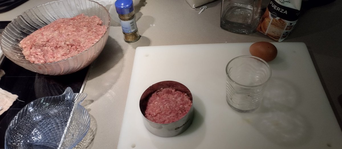 AnnaMiyuuu's tweet photo. Hoy Hamburguesa para cenar 100% casera hasta el pan está brutal #hamburguesa #burger #cocina #Cooking #chedar #queso #chease #PAN #españa https://t.co/t6oJFUHkCr