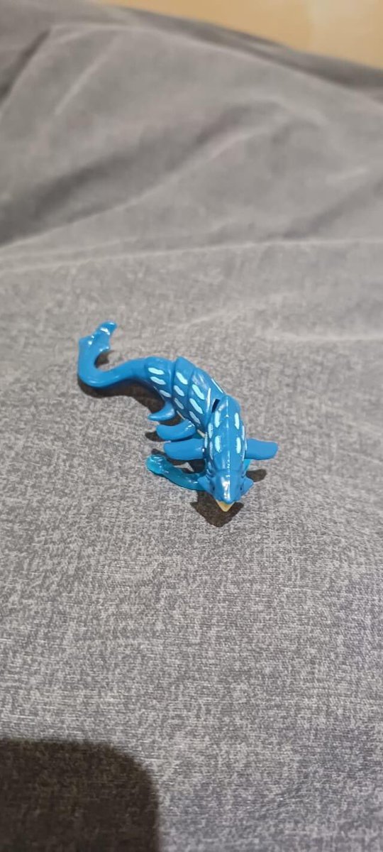 MTMag's tweet image. Hey, @FerreroUK I have bought 4 ‘Avatar 2’ kinder eggs because I am a man child and love toys but all I got was 4 of these buggers!  The leaflet says there are 5 toys in total!  I call BS!!!