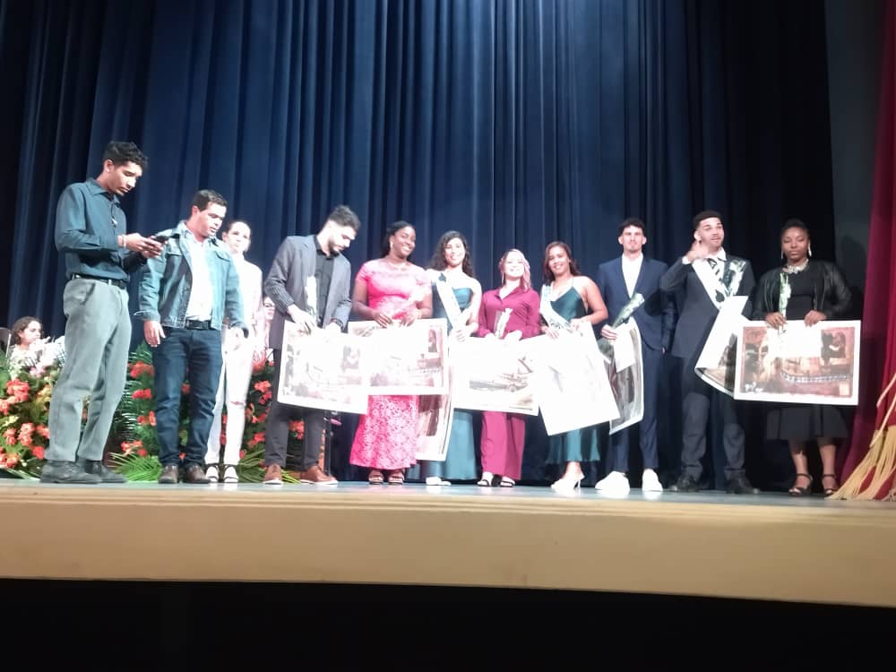 SuselyMorfaG's tweet photo. Más de 530 graduados de nuestra Universidad de Matanzas comienzan su vida laboral aportando sus mejores conocimientos al desarrollo de nuestra provincia. Felicidades para todos y en especial a los que resultaron integrales y títulos de oro. #Matanzas #MatancerosEnVictoria . https://t.co/hXjRFyePaF