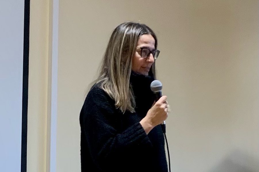 Enma Lustres, produtora executiva de @vacafilms_productora, falounos da importancia da perseverancia, do traballo en equipo e da curiosidade como claves para sacar adiante os proxectos.A charla foi organizada polo CS de Produción Modular no marco da #auladeemprendemento  do Eav