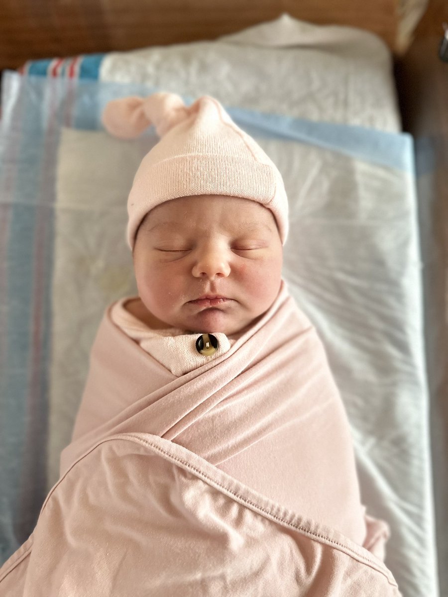 Switz's tweet photo. Does she look like her brother? https://t.co/sB54zsdTvJ