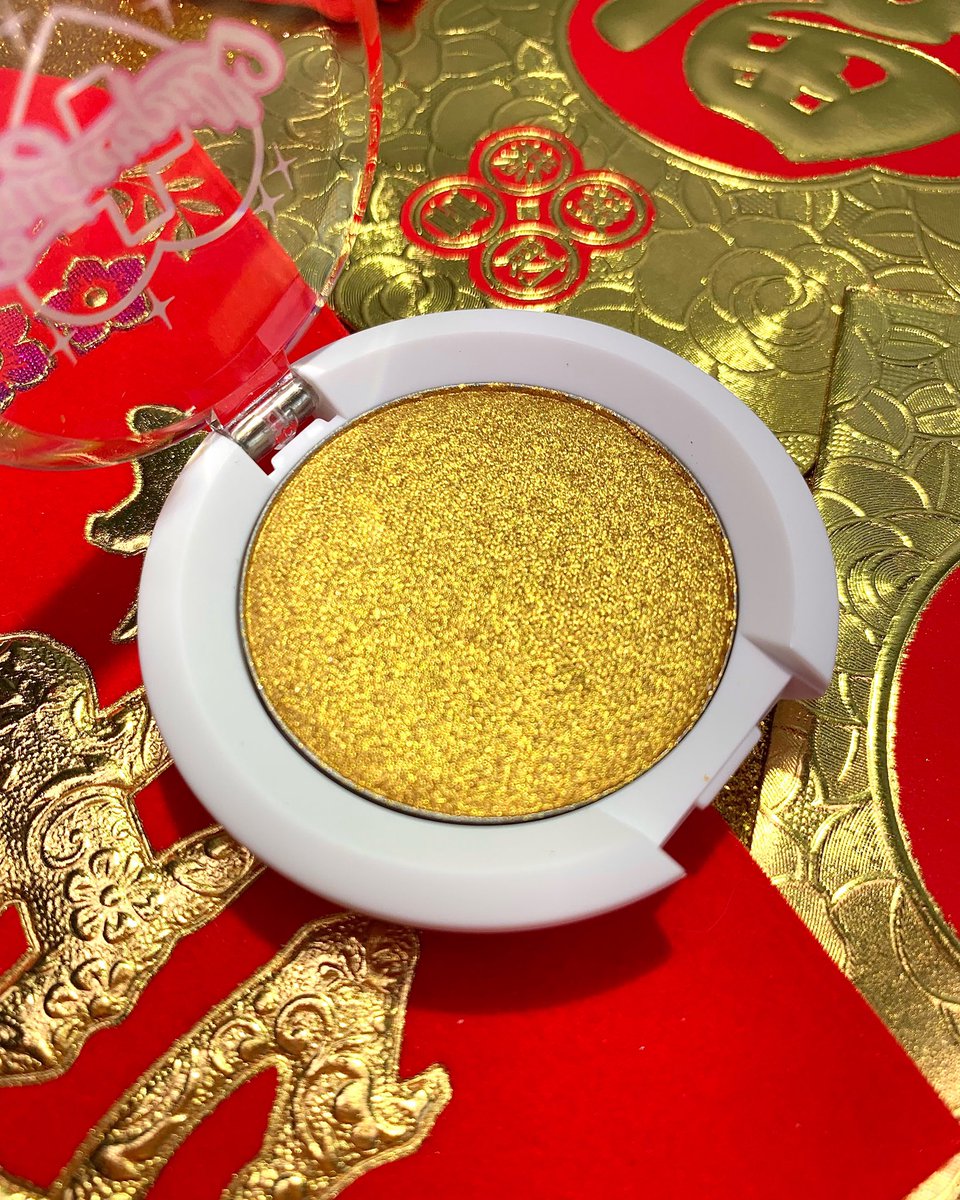 sugarpillmakeup's tweet photo. Get lucky this #LunarNewYear in Heatwave, a foiled 18-karat gold eyeshadow! #sugarpill #goldeyeshadow #colorfulmakeup #lunarnewyearmakeup https://t.co/XrFUNgzEaT
