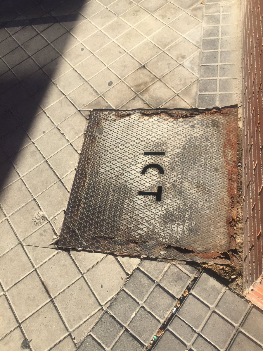Alvarogarci10's tweet photo. @JMDTetuan @JMDTetuan PRECAUCIÓN TAPA METÁLICA ROTA OXIDADA C/Tablada esquina C/Nuestra Señora del Carmen. https://t.co/TG54FZKftT