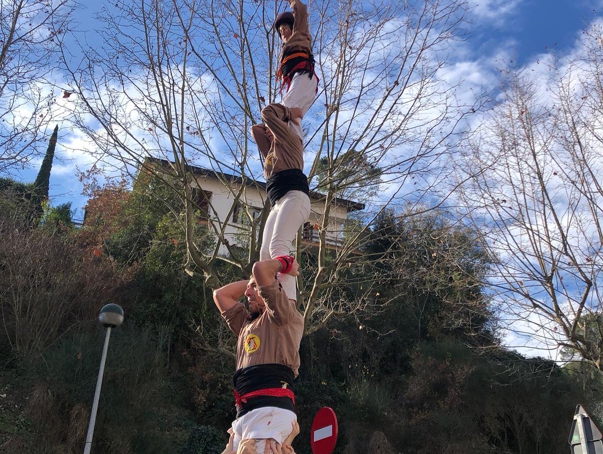 Matossers's tweet photo. Diumenge passat vam ser a Corbera de Llobregat fent 2 pilars de 4 en motiu de la Cursa Cinc Cims.
Vam tenir una gran rebuda i ens ho vam passar d’allò més bé!
Gràcies a tota l'organització per comptar amb nosaltres!
#castells #castellers #Cinccims #Matossers https://t.co/m0qXVLwih6