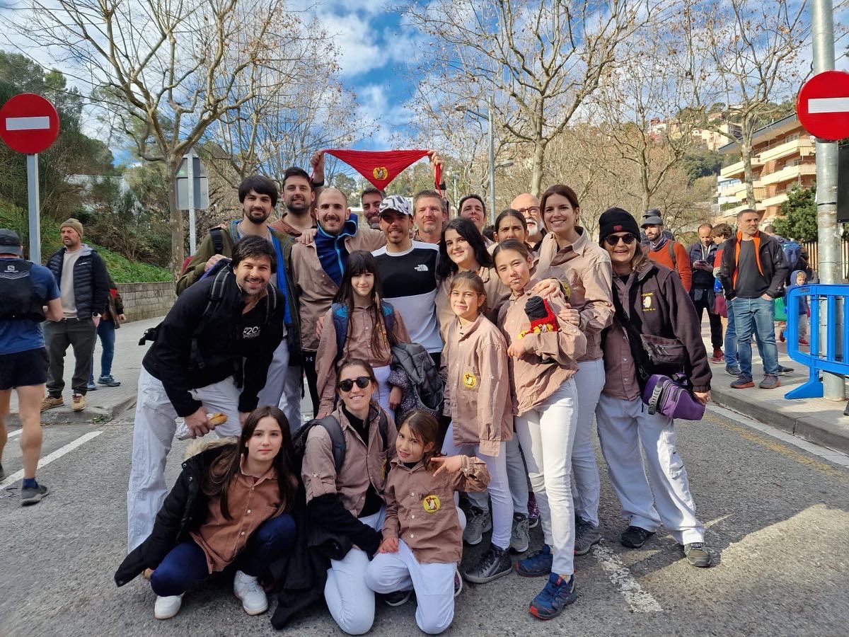 Matossers's tweet photo. Diumenge passat vam ser a Corbera de Llobregat fent 2 pilars de 4 en motiu de la Cursa Cinc Cims.
Vam tenir una gran rebuda i ens ho vam passar d’allò més bé!
Gràcies a tota l'organització per comptar amb nosaltres!
#castells #castellers #Cinccims #Matossers https://t.co/m0qXVLwih6