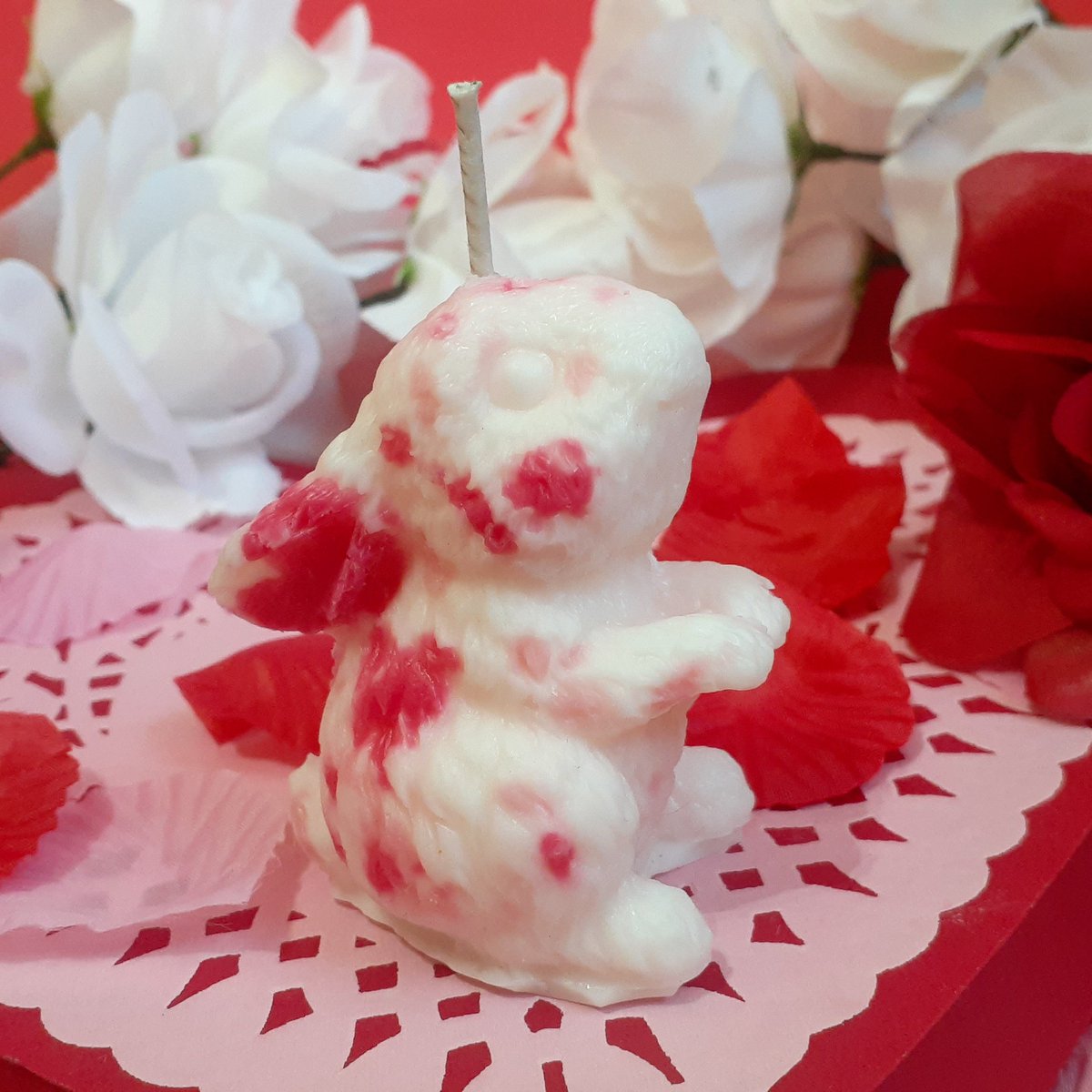 I think this candle turned out so cute!
 a white bunny with red and pink spots - the base of this candle is unscented with slight florals as the colored spots.🕯️💗
Only one is available!
#clownysworkshop #candles #valentine #ShopSmall 
etsy.com/listing/139462…