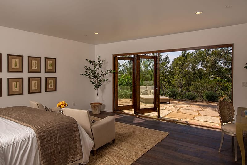 AGMillworks's tweet photo. Whether an open-air living room, an al-Fresco dining room, or a wide-open resort-style bedroom, folding glass doors transform a room into a luxury indoor/outdoor experience. Renovate with folding glass doors. https://t.co/7BZ6rooOUR
#luxuryindooroutdoorliving
#remodelingideas https://t.co/qe5qeghBK3