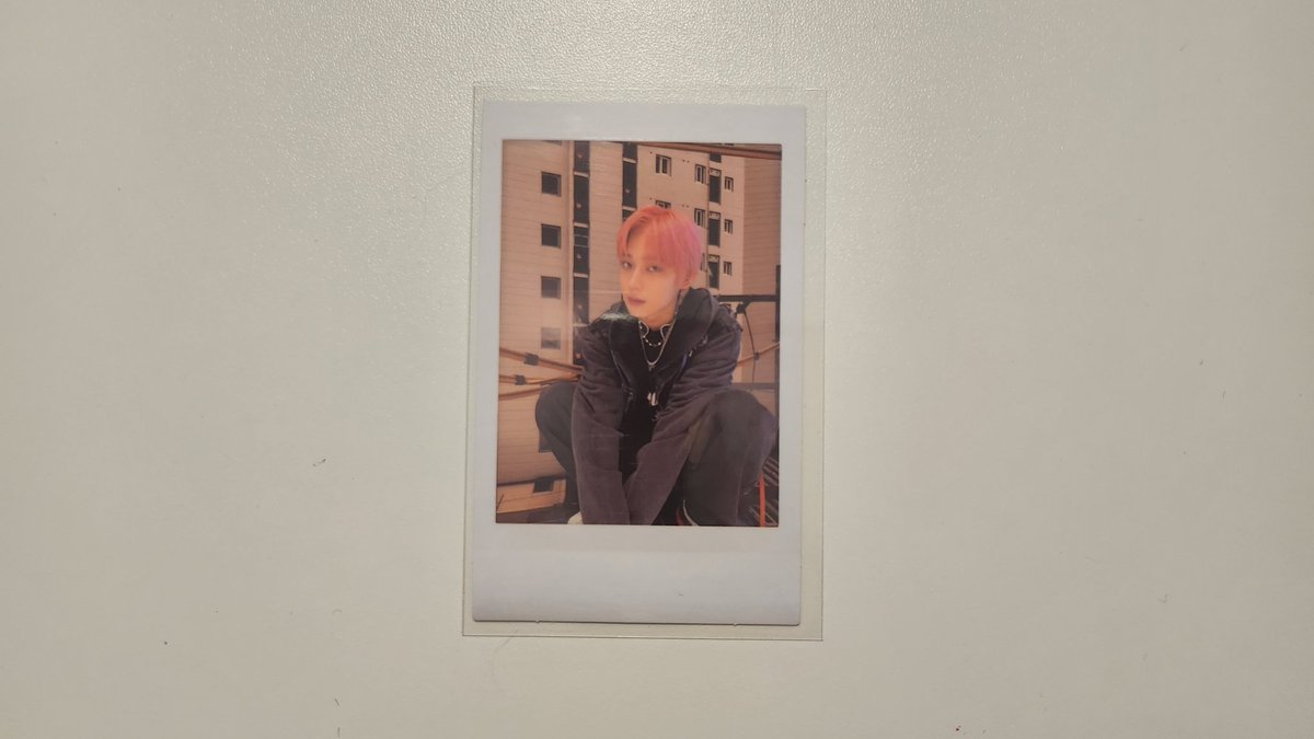 319night's tweet photo. feedback positivo pra @hyplina que me vendeu esse polaroid do sunoo!! veio muito bem embalado e eu adorei os brindes, muito obrigada! https://t.co/UU5SAxqjR1