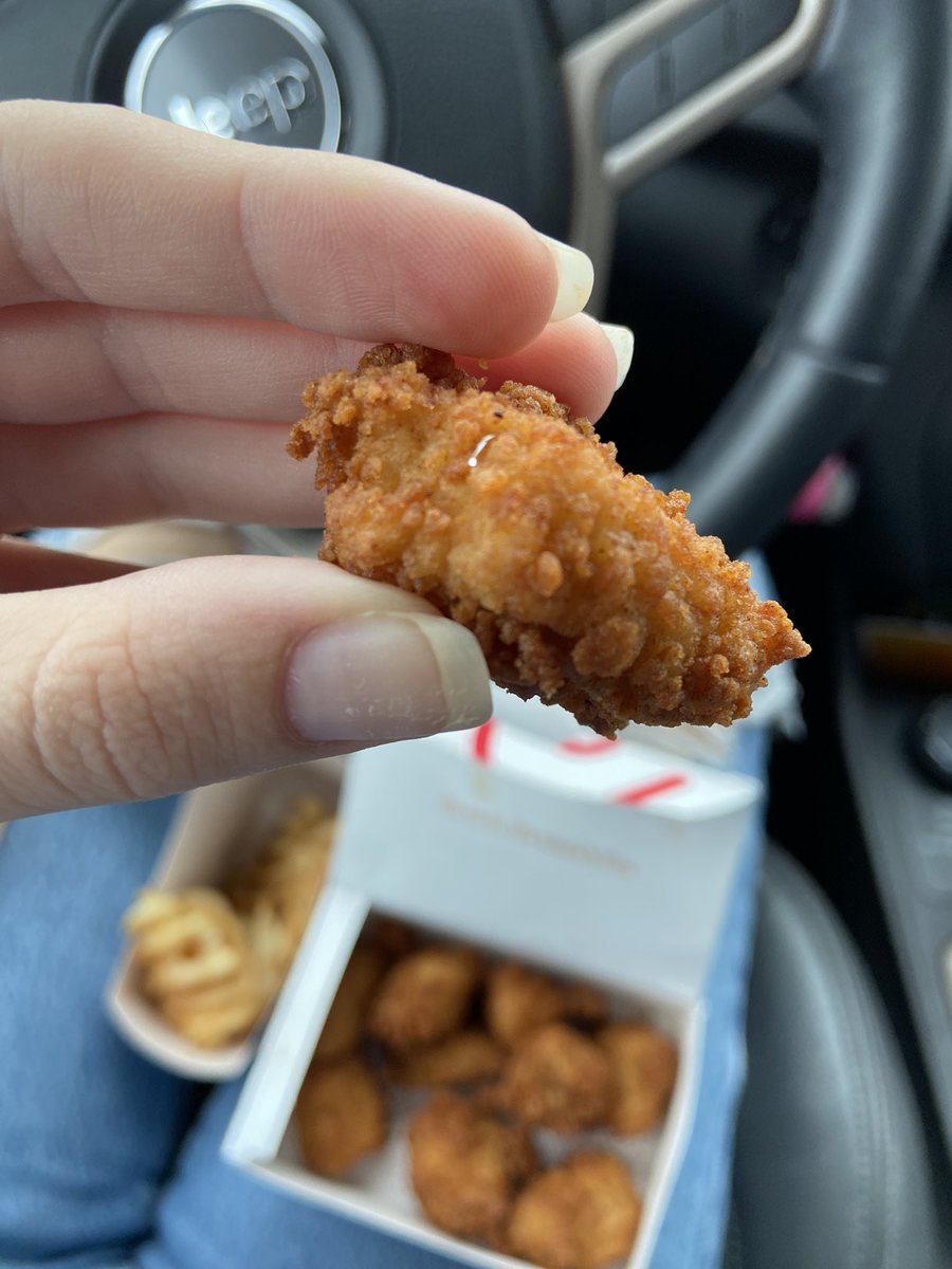 baiwilliams's tweet photo. @ChickfilA hey bestie there was a shard of metal in my chicken nugget :/ https://t.co/xUQ7NdbZHN