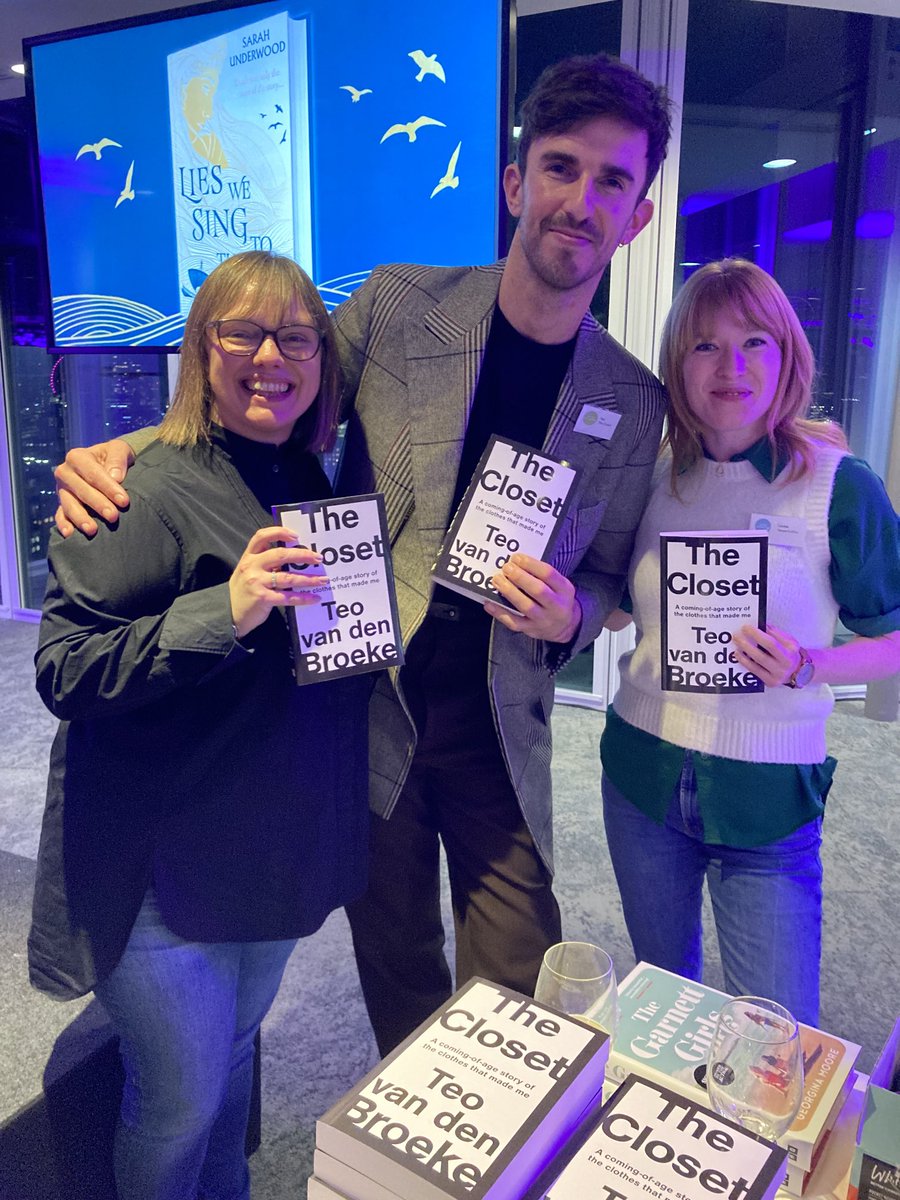 claireebrett's tweet photo. Fantastic to be back for #HCIndies tonight talking books with fantastic booksellers and eating cake 🧁 🎉🙌 @IndieThinking https://t.co/m1rdPcDsmo