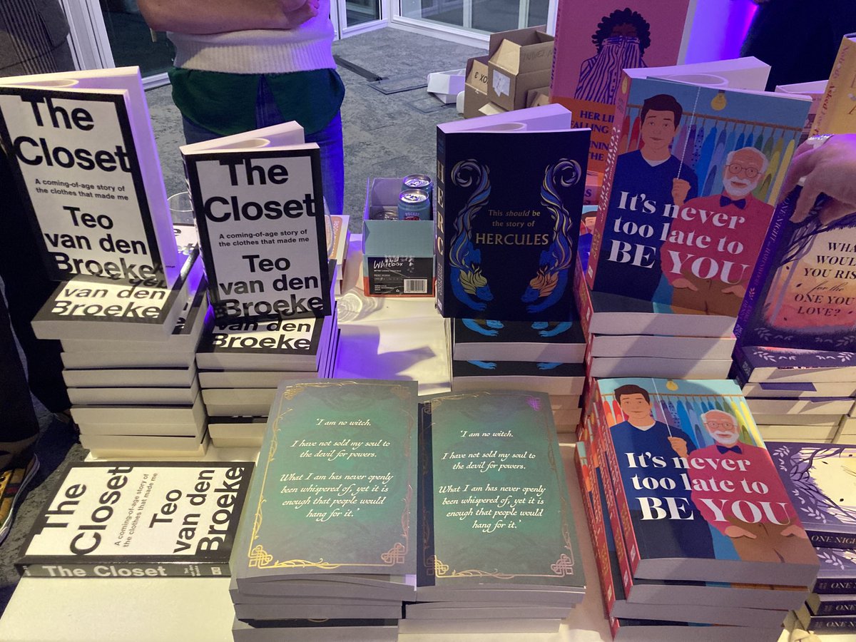 claireebrett's tweet photo. Fantastic to be back for #HCIndies tonight talking books with fantastic booksellers and eating cake 🧁 🎉🙌 @IndieThinking https://t.co/m1rdPcDsmo