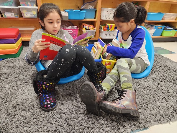 VVSD365U's tweet photo. In Cynthia Gallardo's 1st Grade Classroom at BJ Ward Elementary, it is possible to share a good book and look for the next great read at the same time.
#EveryLearner365 https://t.co/4x2PcxdRq2