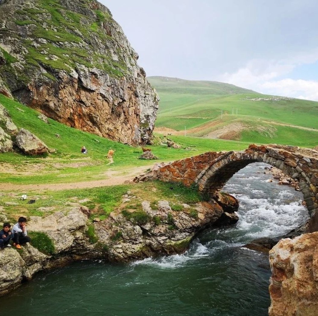 Gümüşhane, Doğu Karadeniz Bölgesi'nde en fazla yaylaya sahip il olarak biliniyor 🌿 Yaklaşık 430 yaylası olan Gümüşhane'nin en popüler yaylalarını tanıyalım🤩

#29SaniyedeGümüşhane  #Gümüşhaneyi29SaniyedeKeşfet #Gümüşhane #Karadeniz #Haberler  #Mağara #Orman #Tabiat #Doğa #Yayla