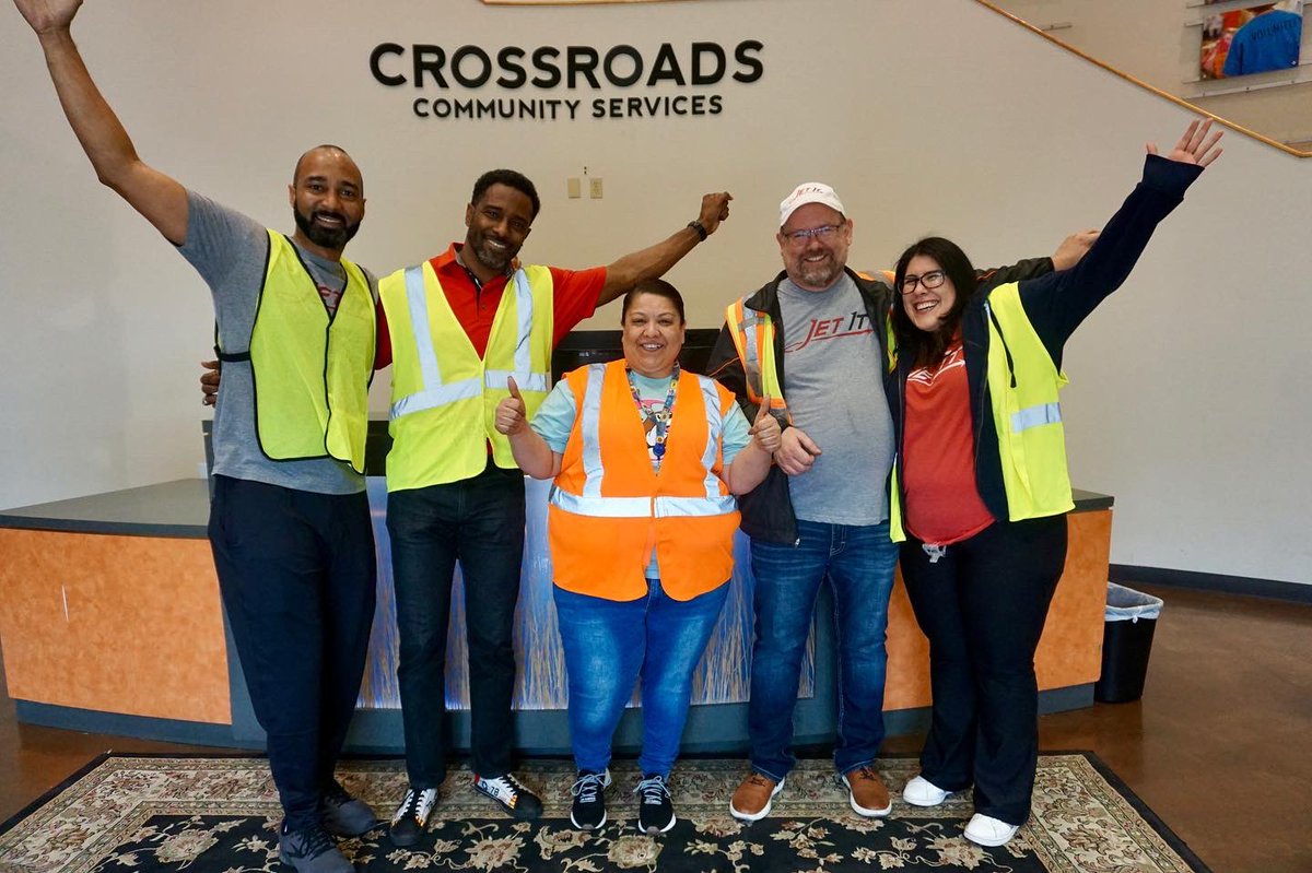 GoJetIt_'s tweet photo. Inspired by Martin Luther King Jr.'s mission to uplift and serve his community, Jet It employees joined together to volunteer at Crossroads Community Services Dallas to help eliminate food insecurity in the local Dallas communities. #GoJetIt #JetItGivesBack #CrossroadsDallas https://t.co/ufbqKBOc7w