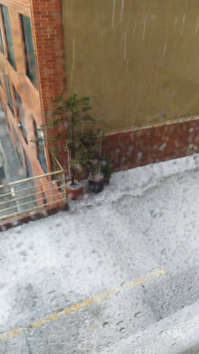 Pradaalejandra's tweet photo. Fuerte aguacero #granizo en Bogotá. Es mi reporte desde la Calle 45 con 7 ma. https://t.co/LC0Um0zBMC