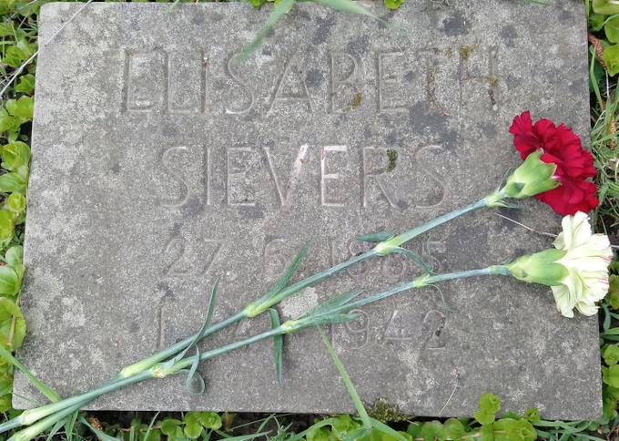 antifa_linke's tweet photo. In Gedenken an Elisabeth Sievers!

Elisabeth Sievers war Sozialistin aus #Bochum und ist für ihre politische Arbeit von den Nazis verfolgt worden. 
Am 01. April 1942 wurde sie im Frauen-Konzentrationslager #Ravensbrück ermordet. 

mehr:
https://t.co/TfNQd0pkPH

#Antifa #nonazisbo https://t.co/5SkcLINVjE