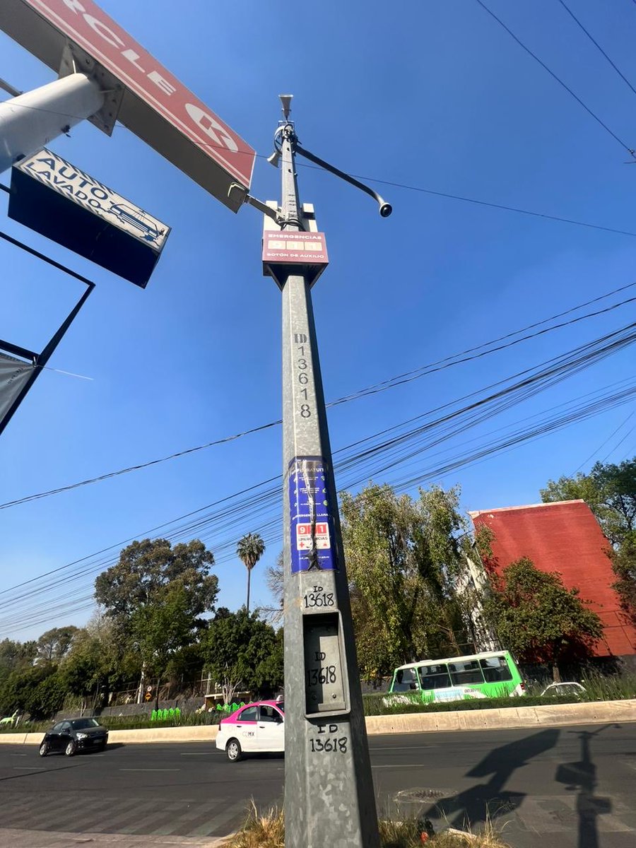 Misasi79's tweet photo. ⁦@AlcaldiaMHmx⁩ ⁦@mauriciotabe⁩ ⁦⁦@C5_CDMX⁩ Por favor revisen, reparen y pongan en función ese #BotónDePánico, en la equina del #CircleK, sobre Calz. México Tacuba, frente a la Normal. Han estado asaltando y ni cómo solicitar ayuda. https://t.co/vV0NdJd3r0