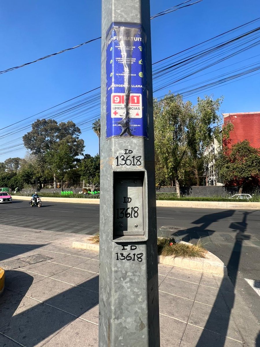 Misasi79's tweet photo. ⁦@AlcaldiaMHmx⁩ ⁦@mauriciotabe⁩ ⁦⁦@C5_CDMX⁩ Por favor revisen, reparen y pongan en función ese #BotónDePánico, en la equina del #CircleK, sobre Calz. México Tacuba, frente a la Normal. Han estado asaltando y ni cómo solicitar ayuda. https://t.co/vV0NdJd3r0