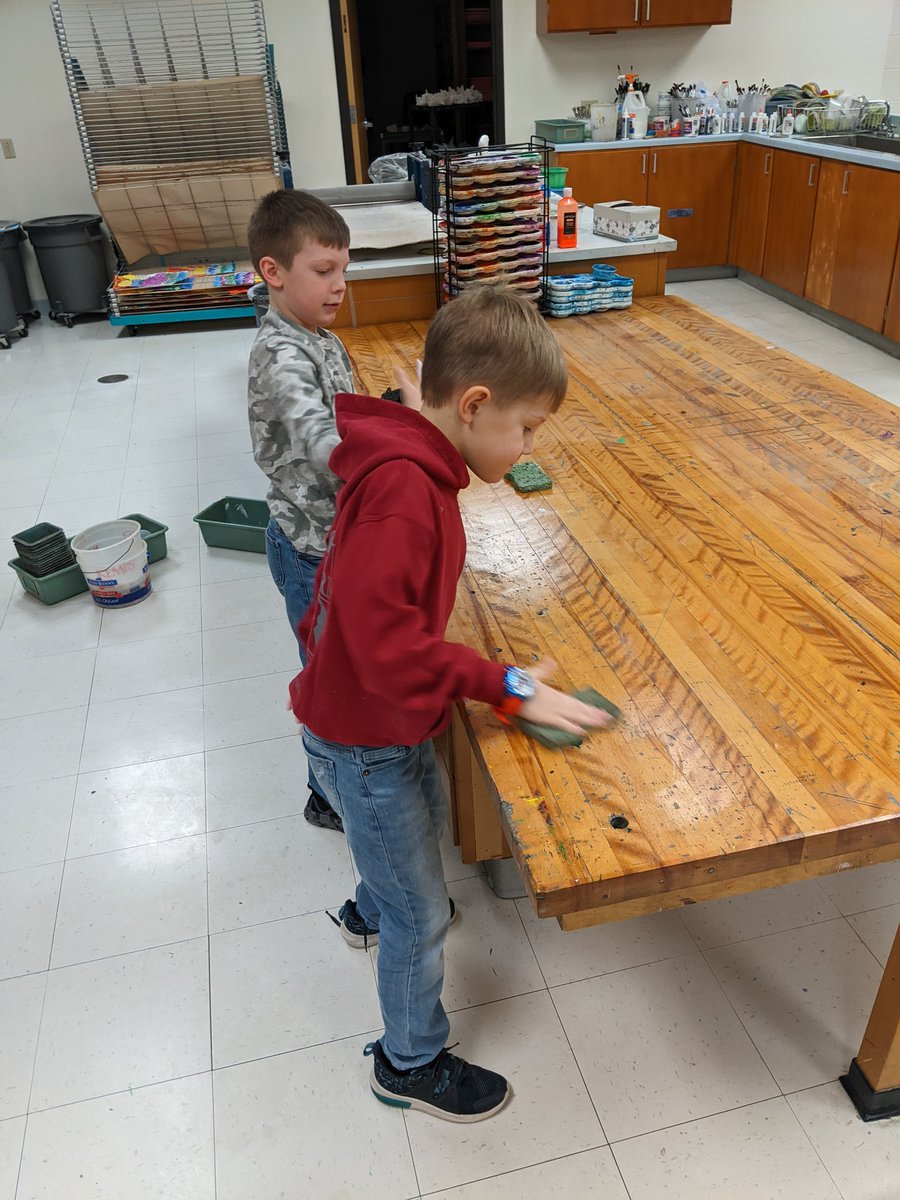 MsDellger's tweet photo. Work smarter not harder #cleanupcrew https://t.co/PRKffPDwZV