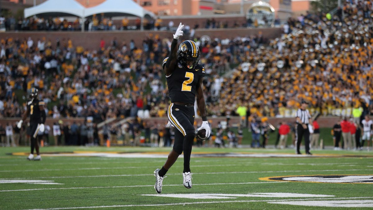 AGTG!! Blessed to receive an offer from <a href="/MizzouFootball/">Mizzou Football</a> <a href="/coachalpogue/">Al Pogue</a> 💛🖤