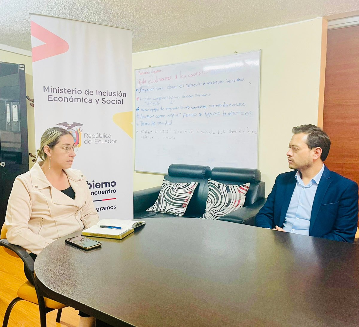 <a href="/josuhabacuc/">Josué Habacuc</a> director de la #REP mantuvo una reunión protocolaria con <a href="/MaraJosPontn2/">María José Pontón Mancero.</a> Coordinadora Zonal 3 del #MIES con el fin de trabajar en líneas de acción que permitan brindar espacios de capacitación de calidad dirigido al personal de los Centros de Desarrollo Infantil