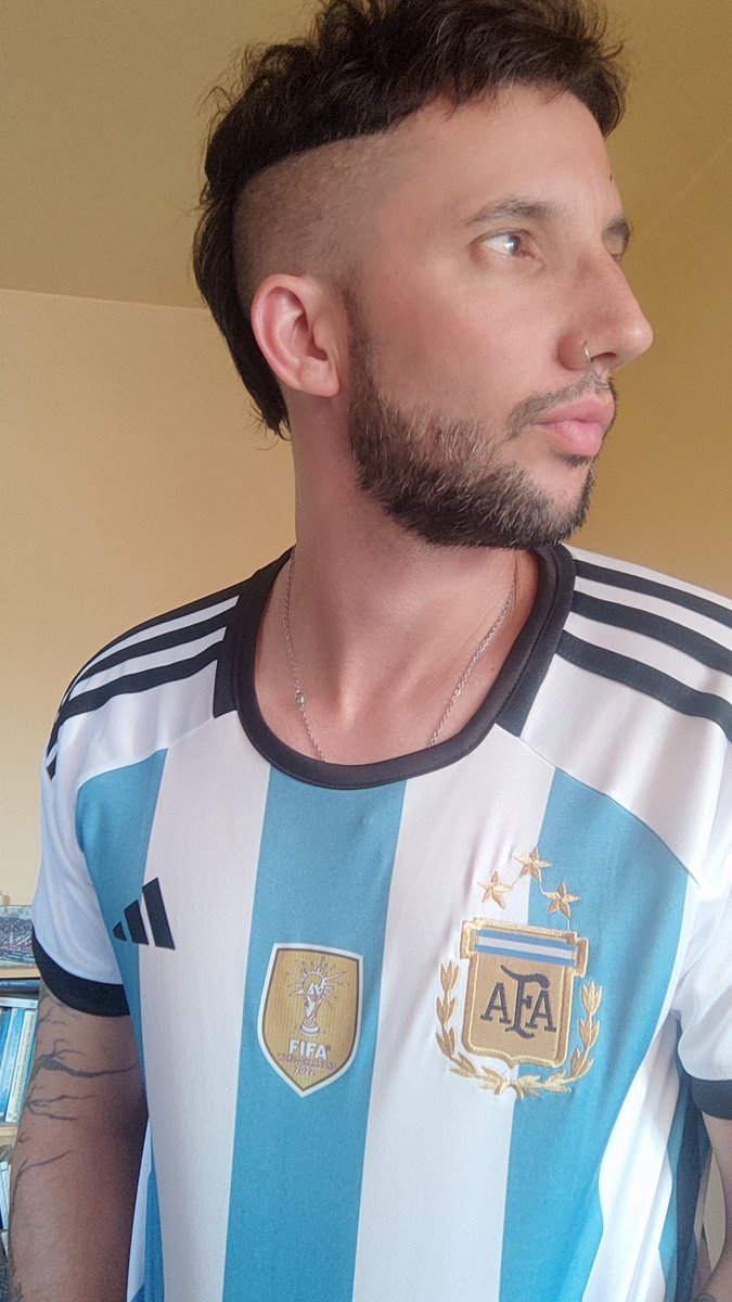 SebaGranate's tweet image. Se acabaron las vacaciones para tu tarjeta de crédito: llegaron las camisetas del campeón del mundo con las 3 estrellas y el escudo bordados. Calidad premium, una locura. Siempre en @cenretro 🇦🇷⭐⭐⭐