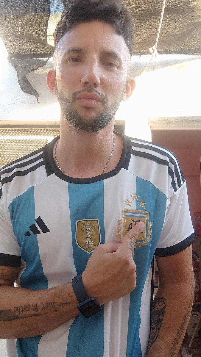 SebaGranate's tweet image. Se acabaron las vacaciones para tu tarjeta de crédito: llegaron las camisetas del campeón del mundo con las 3 estrellas y el escudo bordados. Calidad premium, una locura. Siempre en @cenretro 🇦🇷⭐⭐⭐