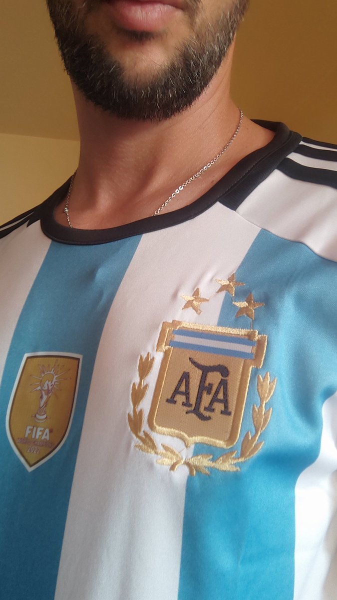 SebaGranate's tweet image. Se acabaron las vacaciones para tu tarjeta de crédito: llegaron las camisetas del campeón del mundo con las 3 estrellas y el escudo bordados. Calidad premium, una locura. Siempre en @cenretro 🇦🇷⭐⭐⭐