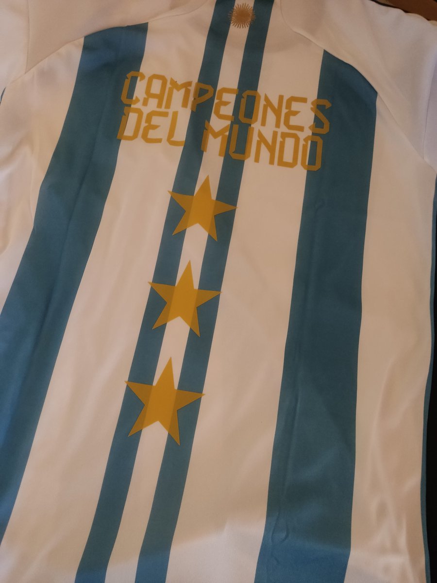 SebaGranate's tweet image. Se acabaron las vacaciones para tu tarjeta de crédito: llegaron las camisetas del campeón del mundo con las 3 estrellas y el escudo bordados. Calidad premium, una locura. Siempre en @cenretro 🇦🇷⭐⭐⭐