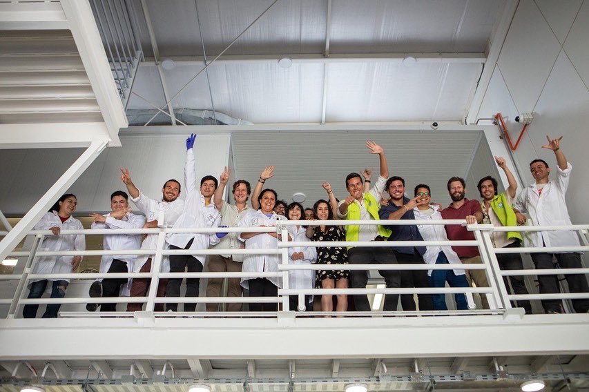 cn_castro's tweet photo. La innovación ha ido llegando a #Renca a paso firme, instalándose en nuestras instituciones y barrios, hoy nos reunimos con quienes parecen estar en la primera línea de desarrollo e innovación científica: #SporaBiotech 🍄🧑🏻🔬 https://t.co/aI1T5X583Q