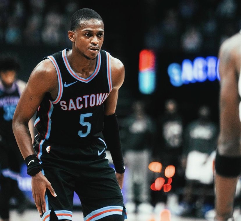 brasilcoast2's tweet photo. 1ª CORRIDA PARA O JOGADOR CLUTCH DO ANO DA NBA.

1º - De’Aaron Fox
2° - Luka Doncic
3° - DeMar DeRozan
4° - Donovan Mitchell 
5° - Jalen Brunson 
6° - SGA
7° - Jimmy Butler
8º - Jordan Clarkson
9º - Tyrese Haliburton 
10° - Tyler Herro https://t.co/sBefmIYV1X