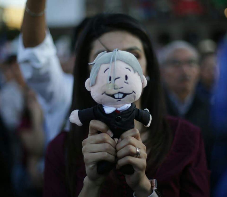 El magistrado Felipe de la Mata explicó que prohibir la caricatura deLópez Obrador en las campañas no es un atentado contra la libertad de expresión sino una acción para salvaguardar la Constitución, que prohíbe que un  servidor público intervenga en procesos electorales