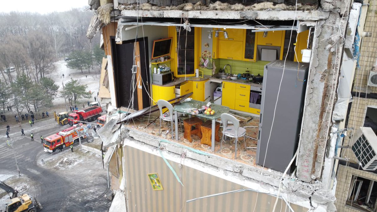 nexta_tv's tweet photo. One of the 44 people killed by the Russian missile in #Dnipro was the honored boxing coach of Ukraine Mykhailo Korenovskyi.

The yellow kitchen in the photo is all that is left of Mykhailo's apartment. Today he was buried in Dnipro. https://t.co/ef3uytVsBU