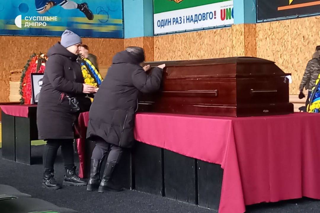 nexta_tv's tweet photo. One of the 44 people killed by the Russian missile in #Dnipro was the honored boxing coach of Ukraine Mykhailo Korenovskyi.

The yellow kitchen in the photo is all that is left of Mykhailo's apartment. Today he was buried in Dnipro. https://t.co/ef3uytVsBU