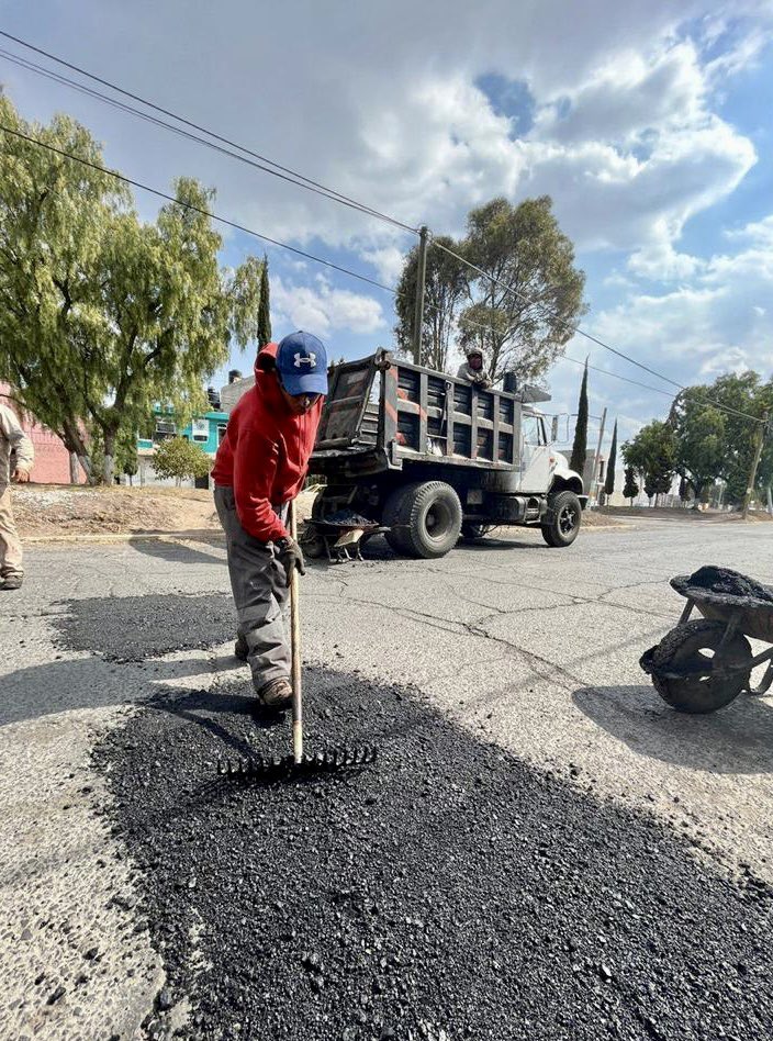 sergiobanosr's tweet photo. Familia, llevamos el #ProgramaDeBacheo 👷🏻♂️ al fraccionamiento Piracantos en la avenida Piracantos.
Estamos atendiendo vialidades 🛣️ que tenían años sin mantenimiento. Hoy, tocando puertas y gestionando recursos estamos avanzando.
#CumpliendoPorTuFamilia ✅👨👩👧👦 https://t.co/U4SnVShs2J