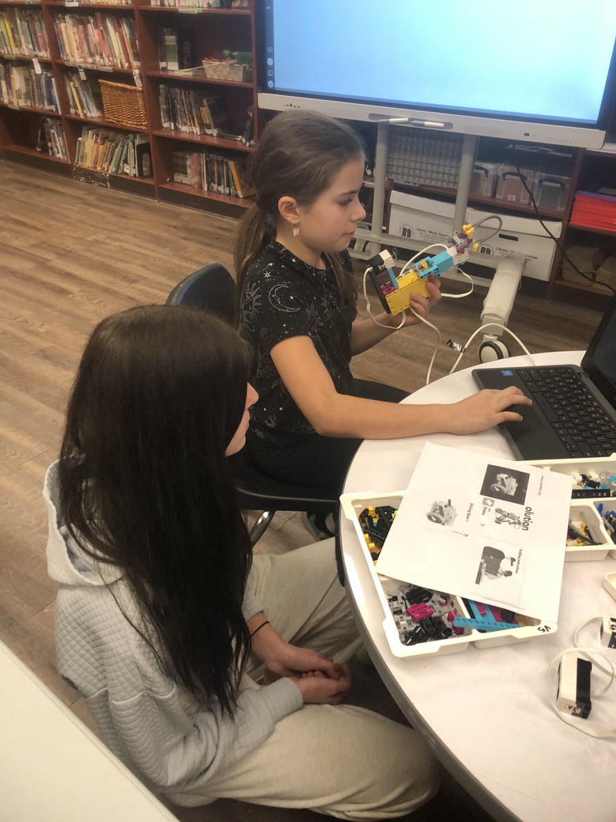 clancy_bryan's tweet photo. Robotics Club is in motion. Our All-Star cast is helping me to understand what we are doing. The Club should be starting next week! @ValleyWayDSBN #DSBNcodes #DSBNmakers https://t.co/f85FKWJg36